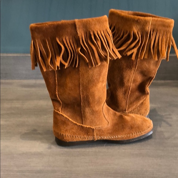 Minnetonka fringe moccasin boot - Picture 3 of 4